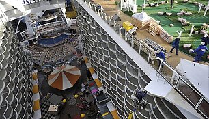 &bdquo;Oasis of the Seas&ldquo; turi &scaron;e&scaron;iolika denių.