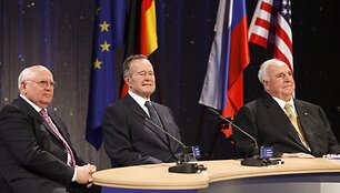Berlyne susitiko (i&scaron; kairės) Michailas Gorbačiovas, George'as H.Bushas ir Helmutas Kohlis