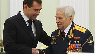 Auk&scaron;čiausią Rusijos apdovanojimą Michailui Kala&scaron;nikovui įteikė prezidentas Dmitrijus Medvedevas.