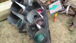 Senieji &scaron;viesoforai verčiami į pakelės dulkes, nors naujieji dar neparengti darbui.