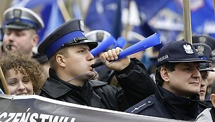 Lenkijos policininkai surengė protesto akciją.