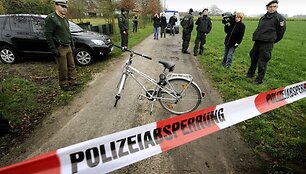 Peteris Paulas Michalskis sučiuptas važiuojantis moteri&scaron;ku dviračiu.
