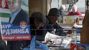Abchazijoje gruodžio 10 dieną įvyks prezidento rinkimai. Ant spaudos kiosko vieno i&scaron; kandidatų, Zauro Ardzinbos, agitacinis plakatas.