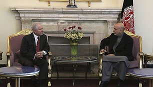 Robertas Gatesas ir Hamidas Karzai