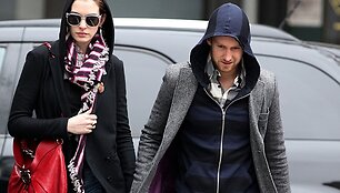 Anne Hathaway ir jos draugas Adamas Shulmanas
