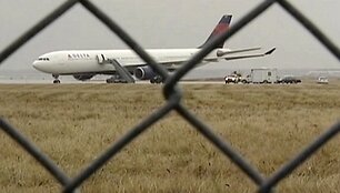 &bdquo;Delta&ldquo; avialinijų lėktuvą apžiūri sprogmenų specialistai.