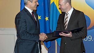 Serbijos prezidentas Borisas Tadičius (kairėje) įteikia oficialų pra&scaron;ymą dėl ES narystės bendrijai pirmininkaujančios &Scaron;vedijos premjerui Fredrikui Reinfeldtui.
