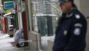 Policijos tyrėjai dirba nusikaltimo vietoje.