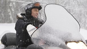 Vladimiras Putinas vairuoja sniegamobilį.