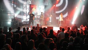 Tradiciniai &bdquo;Radiocentro&ldquo; metų muzikiniai apdovanojimai anksčiau sutraukdavo minias atlikėjų ir žiūrovų. &Scaron;iemet &scaron;ios tradicijos atsisakyta.