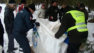 Pagalba mi&scaron;ko gyventojams buvo gabenama mai&scaron;ais.
