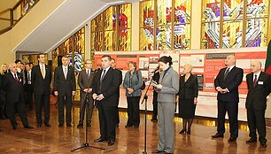 Vitražai puo&scaron;ia Seimo fojė.