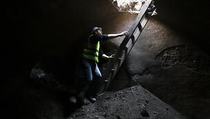 Darbininkas archeologinių kasinėjimų vietoje