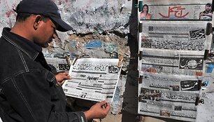 Pakistanietis skaito laikra&scaron;tį urdu kalba, kuriame prane&scaron;ama apie Abdulo Ghani Baradaro suėmimą.