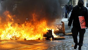 Kairiųjų pažiūrų protestuotojai gatvėse statė ugnies barikadas, kad sutrukdytų žygiuoti neonaciams.