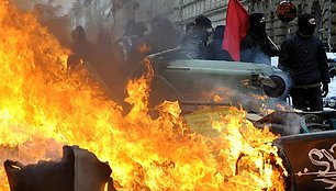 Kairiųjų pažiūrų protestuotojai gatvėse statė ugnies barikadas, kad sutrukdytų žygiuoti neonaciams.