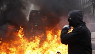 Kairiųjų pažiūrų protestuotojai gatvėse statė ugnies barikadas, kad sutrukdytų žygiuoti neonaciams.