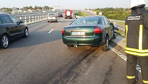 Šeštadienio vakarą Klaipėdos Jakų žiede avariją patyrė iš Palangos Vilniaus kryptimi važiavęs automobilis „Audi A6“.