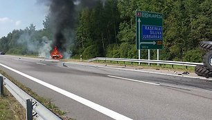 „Mazda“ trenkėsi į magistrale važiavusį naujutėlį traktorių „Belarus“.