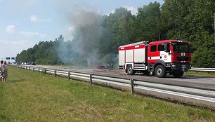 „Mazda“ trenkėsi į magistrale važiavusį naujutėlį traktorių „Belarus“.