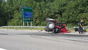 „Mazda“ trenkėsi į magistrale važiavusį naujutėlį traktorių „Belarus“.