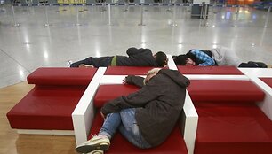 Atėnų tarptautiniame oro uoste liko tik įstrigę keleiviai.