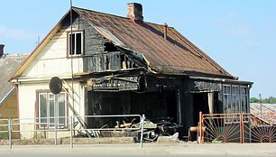 Po avarijos žmonės liko gyventi sudegusiame name.