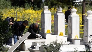Policijos pareigūnai apžiūri i&scaron;vogtus patriarchų kapus.