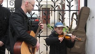 Juras su tėčiu muzikavo netoli universiteto.