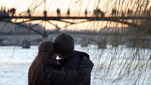 Du įsimylėjėliai Pont des Arts fone