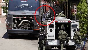 Devynias valandas autobuse praleidęs vyri&scaron;kis pasiduoda jį apsupusiems policijos pareigūnams.