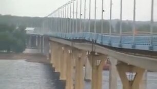 Įsisiūbavęs tiltas per Volgą