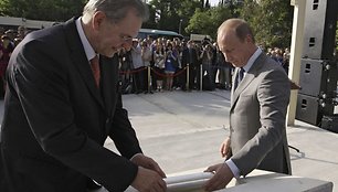 Jacques'as Rogge ir Vladimiras Putinas įleido atminimo kapsulę.