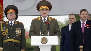 Aleksandras Luka&scaron;enka (centre)