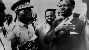 Josephas Desire Mobutu (kairėje) ir Patrice'as Lumumba (1960 m. birželio 17 d. nuotr.)