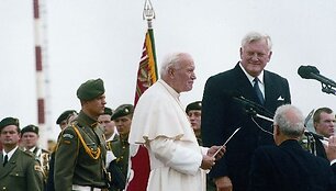 Algirdas Brazauskas su Lietuvoje vie&scaron;ėjusiu popiežiumi Jonu Pauliumi II (1993 m.)