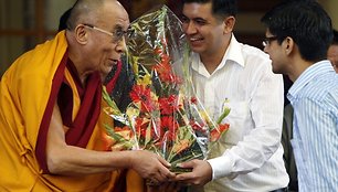 Dalai Lama priima sveikinimus per savo 75-ąjį gimtadienį.