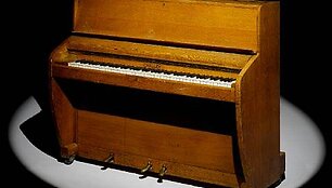 &bdquo;Challen&ldquo; pianinas, kuriuo grojo muzikos įžymybės &bdquo;The Beatles&ldquo; ir &bdquo;Pink Floyd&ldquo;