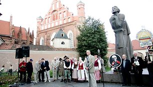 Kiekvienais metais prie A.Mickevičiaus paminklo Vilniuje buvę disidentai renkasi paminėti 1987-ųjų mitingo.