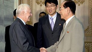 Jimmy Carteris sveikinasi su Kim Yong-Namu.