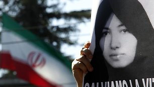 Sakineh Mohammadi-Ashtiani nuotrauka Irano vėliavos fone