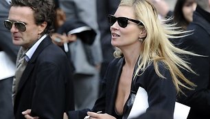 Kate Moss iškirptės tikrai nebūtų galima pavadinti kuklia.