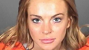 Lindsay Lohan kalinės rūbais