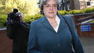 Mary Bale atvyksta į teismą.