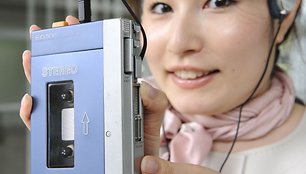 „Sony“ kompanijos muziejaus darbuotoja demonstruoja pirmąjį „Walkman“ modelį TPS-L2.