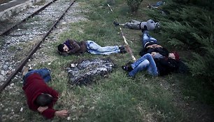 Nelegalūs migrantai miega ant žemės perėję Turkijos ir Graikijos sieną.