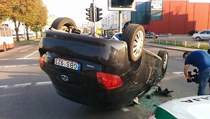 Vilniuje apvirto &bdquo;Toyota Auris&ldquo; automobilis
