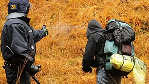 Policijos pareigūnas pipirinėmis dujomis &bdquo;vai&scaron;ina&ldquo; protestuotoją.