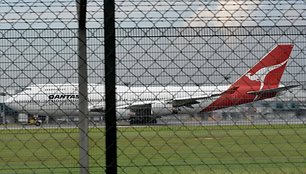 Aviakompanijos „Qantas“ lėktuvas „Boeing 747-400“ buvo priverstas leistis avariniu būdu.