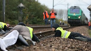 Ekologijos aktyvistai prisirakino prie bėgių, mėgindami sutrukdyti traukiniui su branduolinėmis atliekomis.